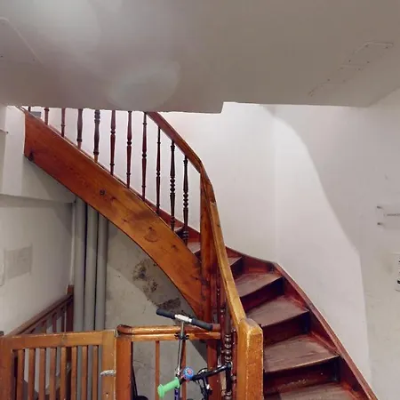 Zentrale 2,5 Altstadtwohnung - Boxspringbett - Smart Tv * כור